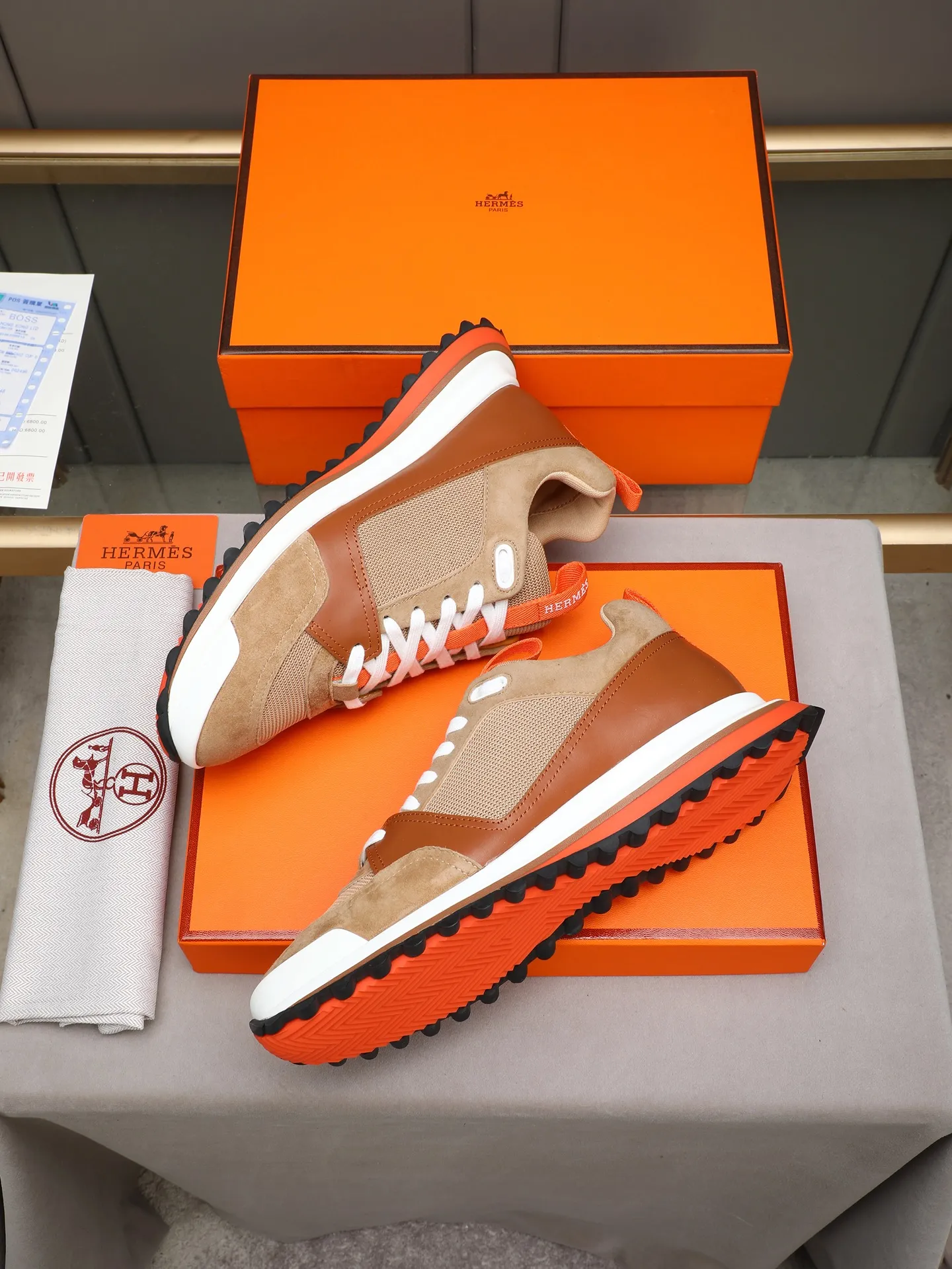 PP680【Hermes】fe new arrival~New Bouncing sneakers are the most comfortable shoes from Hermès. They are extremely light on the feet and look great. You won’t feel tired even when you go shopping and running around. 👍Very light and comfortable. Extremely light. Perfect for both sports and leisure. They feel great when you step on them! It’s up to you to choose, there’s always what you want~ ✔️Fabric: Imported first-layer cowhide ✔️Inner lining: Imported water-dyed cowhide ✔️Outsole: Seamless combination of IP+TPU (multi-color letters) German technology irradiation machine ✔️Code number: Male 38-44 (45 customized)
